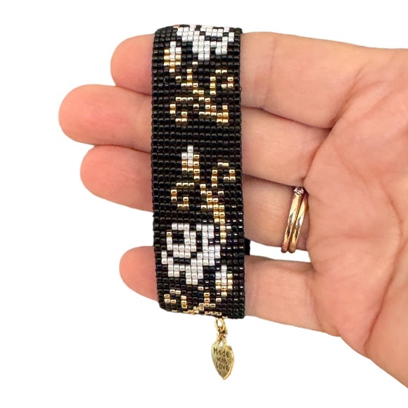 Handcrafted Black & Gold Floral Adjustable Seed Bead Loom Bracelet Heart Charm - Picture 5 of 6
